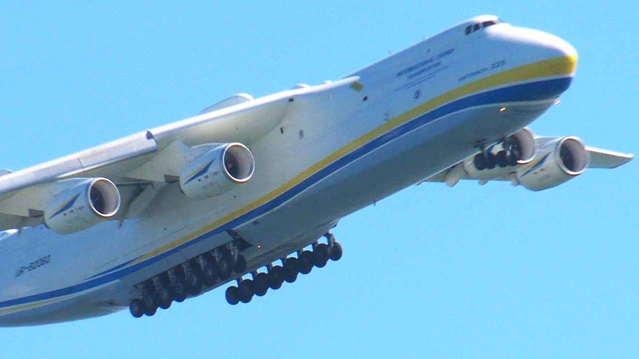 largest airplane landing worlds oakland california